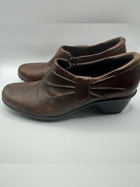 Clarks Womens Brown Zipper Low Cut Boot Size 7.5 M Ankle Comfort Classic Casual